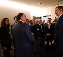 Su Majestad el Rey con personalidades del mundo empresarial español que participan en el Foro