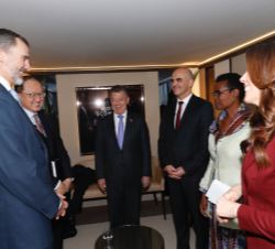 El Rey junto al presidente de la Confederación Suiza, el presidente de la República de Colombia, el presidente del Grupo Banco Mundial y la directora 