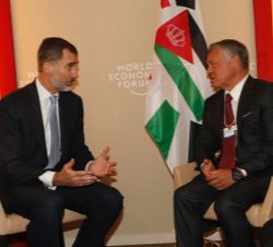 Su Majestad el Rey durante el encuentro con Su Majestad el Rey Abdullah II de Jordania