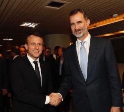 Su Majestad el Rey recibe el saludo del Presidente de la República Francesa, Emmanuel Macron, momentos antes de su encuentro