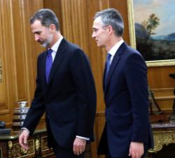 Don Felipe se dirige a su despacho junto al señor Stoltenberg