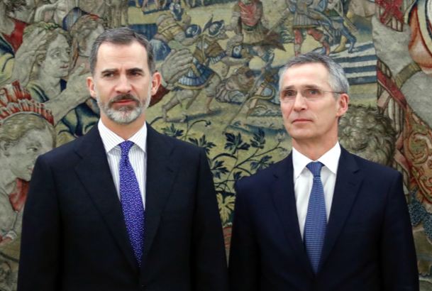 Su Majestad el Rey junto al secretario general de la OTAN, Jens Stoltenberg