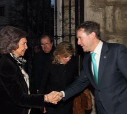 Su Majestad la Reina Doña Sofía recibe el saludo del alcalde de Burgos, Francisco Javier Lacalle
