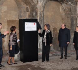 Doña Sofía descubre una placa conmemorativa de la visita