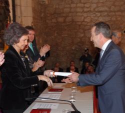 Doña Sofía entrega el Premio a la Recuperación de las iglesias de Lorca tras los terremotos de 2011, de la convocatoria de 2016, recoge el galardón Ju