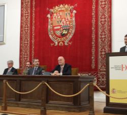 Su Majestad el Rey durante la intervención del número uno de la Promoción, en nombre de todos los miembros de la Promoción