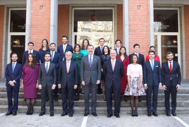 Fotografía de grupo de Su Majestad el Rey con el ministro de Asuntos Exteriores y de Cooperación, el embajador-director de la Escuela Diplomática y los nuevos Secretarios de Embajada