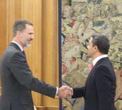 Su Majestad el Rey saluda a Su Alteza el Jeque Abdullah Bin Zayed Al Nahyan, ministro de Asuntos Exteriores y de Cooperación Internacional de los Emir