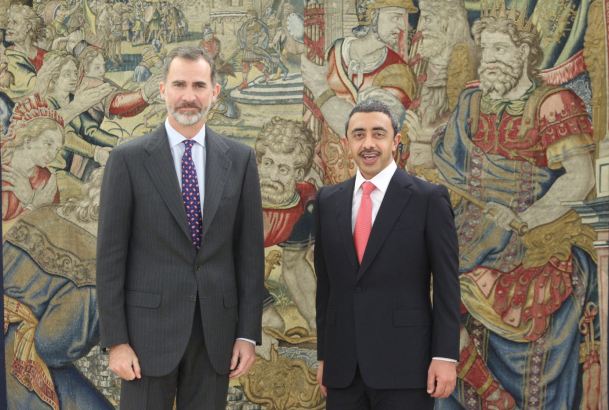 Su Majestad el Rey junto a Su Alteza el Jeque Abdullah Bin Zayed Al Nahyan, ministro de Asuntos Exteriores y de Cooperación Internacional de los Emiratos Árabes Unidos 