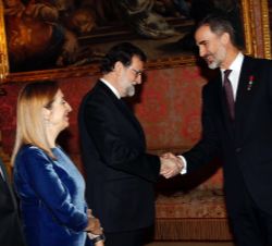 Su Majestad el Rey recibe el saludo del presidente del Gobierno, Mariano Rajoy, en presencia de la presidenta del Congreso y el presidente del Senado,