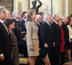 Su Alteza Real la Infanta Doña Elena en primera fila de asientos durante la interpretación del Himno Nacional