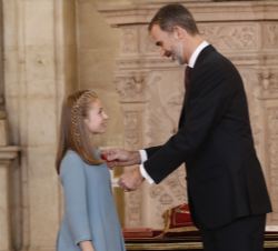 Su Majestad el Rey prende el lazo con la miniatura del vellocino, símbolo de la Insigne Orden del Toisón de Oro, a Su Alteza Real la Princesa de Astur