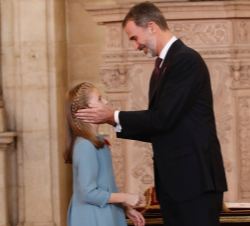 Su Majestad el Rey y Su Alteza Real la Princesa de Asturias  tras la imposición del lazo con la miniatura del vellocino, símbolo de la Insigne Orden d