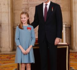 Su Majestad el Rey y Su Alteza Real la Princesa de Asturias  tras la imposición del lazo con la miniatura del vellocino, símbolo de la Insigne Orden d