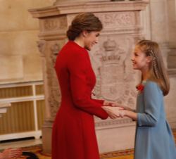 Su Majestad la Reina felicita a Su Alteza Real la Princesa de Asturias tras la imposición del lazo con la miniatura del vellocino, símbolo de la Insig