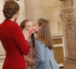 Su Alteza Real la Infanta Doña Sofía felicita a Su Alteza Real la Princesa de Asturias tras la imposición del lazo con la miniatura del vellocino, sím