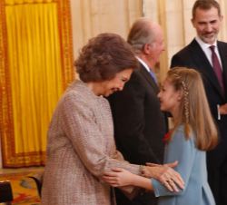 Su Majestad la Reina Doña Sofía felicita a Su Alteza Real la Princesa de Asturias tras la imposición del lazo con la miniatura del vellocino, símbolo 