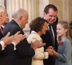 Don Jesús Ortiz y Doña Paloma Rocasolano felicitan a Su Alteza Real la Princesa de Asturias tras la imposición del lazo con la miniatura del vellocino