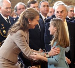 Su Alteza Real la Infanta Doña Elena felicita a Su Alteza Real la Princesa de Asturias tras la imposición del lazo con la miniatura del vellocino, sím