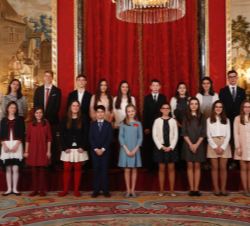 Fotografía de grupo de Su Alteza Real la Princesa de Asturias con niños ganadores de las tres últimas ediciones del concurso “¿Qué es un Rey par
