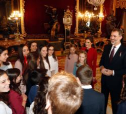 Sus Majestades los Reyes, la Princesa de Asturias y la Infanta Sofía conversan con niños ganadores de las tres últimas ediciones del concurso “¿