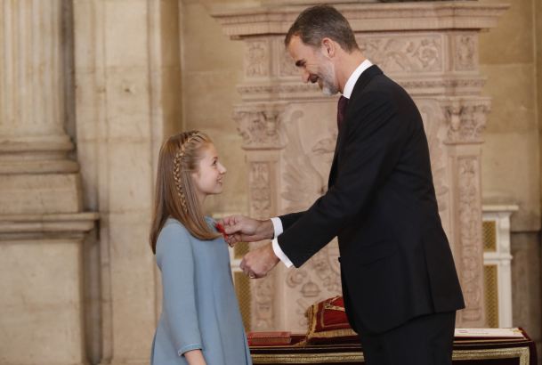 Su Majestad el Rey prende el lazo con la miniatura del vellocino, símbolo de la Insigne Orden del Toisón de Oro, a Su Alteza Real la Princesa de Astur