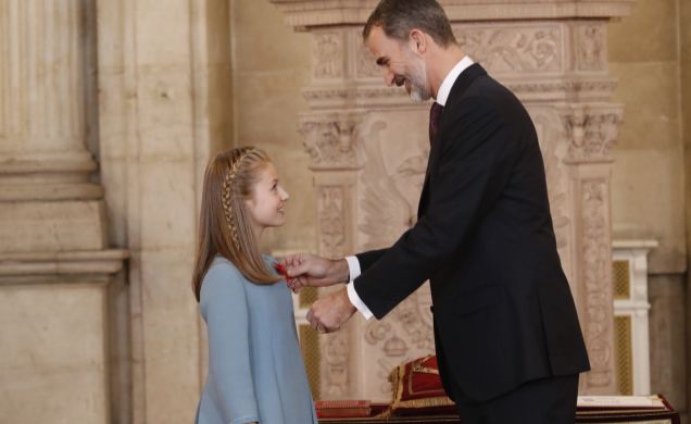 Su Majestad el Rey prende el lazo con la miniatura del vellocino, símbolo de la Insigne Orden del Toisón de Oro, a Su Alteza Real la Princesa de Astur