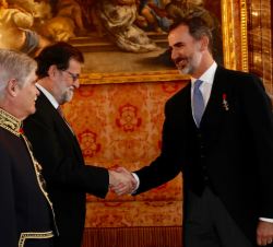 A su llegada, Su Majestad el Rey recibe el saludo del presidente del Gobierno, Mariano Rajoy