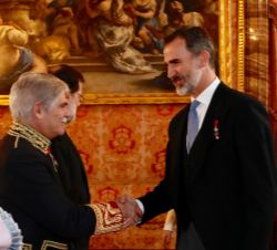 A su llegada, Su Majestad el Rey recibe el saludo del ministro de Asuntos Exteriores y de Cooperación, Alfonso Dastis