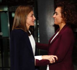 Su Majestad la Reina recibe el saludo de la ministra de Sanidad, Servicios Sociales e Igualdad, Dolors Montserrat