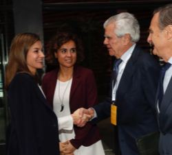 Doña Letizia recibe el saludo del presidente de la Asociación Española contra el Cáncer (AECC) y de su Fundación Científica, Ignacio Muñoz