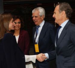 Su Majestad la Reina recibe el saludo del presidente del Patronato del Museo Nacional Centro de Arte Reina Sofía, Ricardo Martí Fluxá