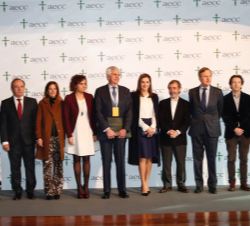 Su Majestad la Reina junto con el resto de personalidades asistentes