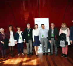 Su Majestad la Reina con los miembros del Comité de Participación de Pacientes de la AECC
