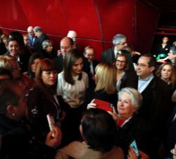 Su Majestad la Reina conversando con asistentes al Foro contra el Cáncer