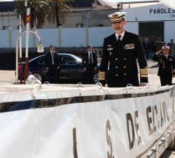 Su Majestad el Rey embarca en el Buque Escuela “Juan Sebastián de Elcano”