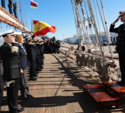 Su Majestad el Rey recibe Honores de Ordenanza al embarcar en el Buque Escuela “Juan Sebastián de Elcano”