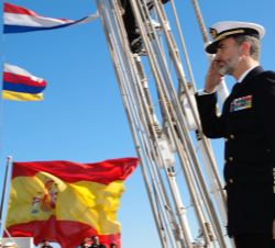 Su Majestad el Rey recibe Honores de Ordenanza al embarcar en el Buque Escuela “Juan Sebastián de Elcano”