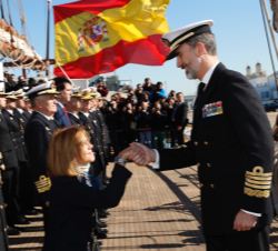 Su Majestad el Rey recibe el saludo de la ministra de Defensa, María Dolores de Cospedal