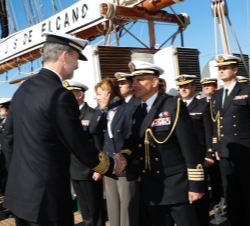 Su Majestad el Rey recibe el saludo del comandante del Buque Escuela, capitán de navío Ignacio Paz
