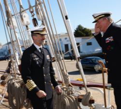 Su Majestad el Rey Don Juan Carlos en presencia de Don Felipe, saluda al embarcar en Buque Escuela “Juan Sebastián de Elcano” 