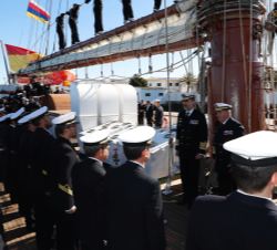 Sus Majestades los Reyes Don Felipe y Don Juan Carlos reciben el saludo de la dotación del Buque