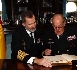 Sus Majestades los Reyes Don Felipe y Don Juan Carlos firman en el libro de honor del Buque Escuela "Juan Sebastián de Elcano"
