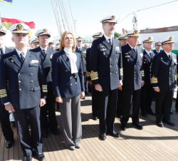Don Felipe y Don Juan Carlos junto a los excomandantes del Buque Escuela "Juan Sebastián de Elcano"