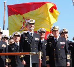 Su Majestad el Rey y Su Majestad el Rey Don Juan Carlos con los excomandantes del Buque Escuela "Juan Sebastián de Elcano"
