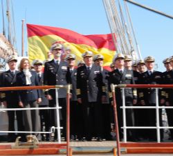 Su Majestad el Rey y Su Majestad el Rey Don Juan Carlos con los excomandantes del Buque Escuela "Juan Sebastián de Elcano"
