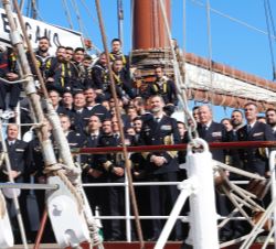 Su Majestad el Rey y Su Majestad el Rey Don Juan Carlos con la dotación del Buque Escuela "Juan Sebastián de Elcano"