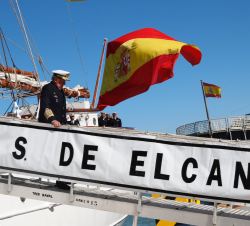 Su Majestad el Rey Don Juan Carlos desembarcando del Buque Escuela "Juan Sebastián de Elcano" al término de la visita