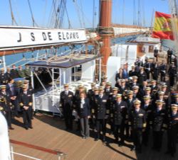 Su Majestad el Rey y Su Majestad el Rey Don Juan Carlos con la tripulación del Buque Escuela "Juan Sebastián de Elcano"