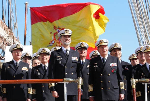 Su Majestad el Rey y Su Majestad el Rey Don Juan Carlos con los excomandantes del Buque Escuela "Juan Sebastián de Elcano"